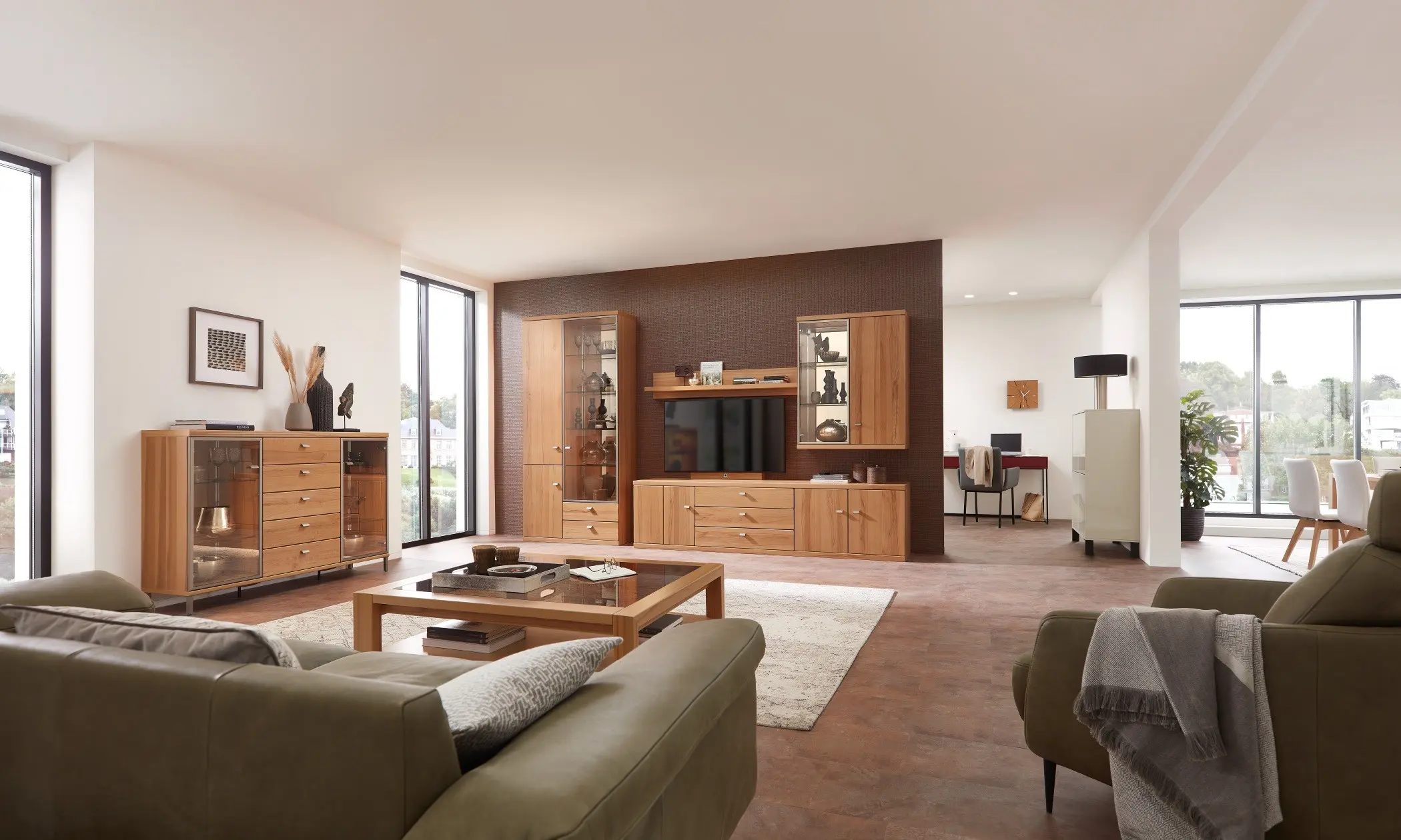 Teilmassives Esszimmer in Kernbuche mit planbaren Vitrinen Schrank und Sideboard 